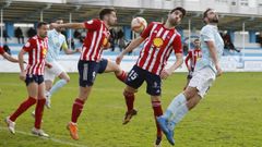 Un jugador del Viveiro intenta rematar ante varios futbolistas del Alondras