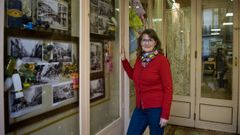 Menchu Murillo con sus fotos antiguas en el escaparate con motivo del aniversario de la Mercera Cndida