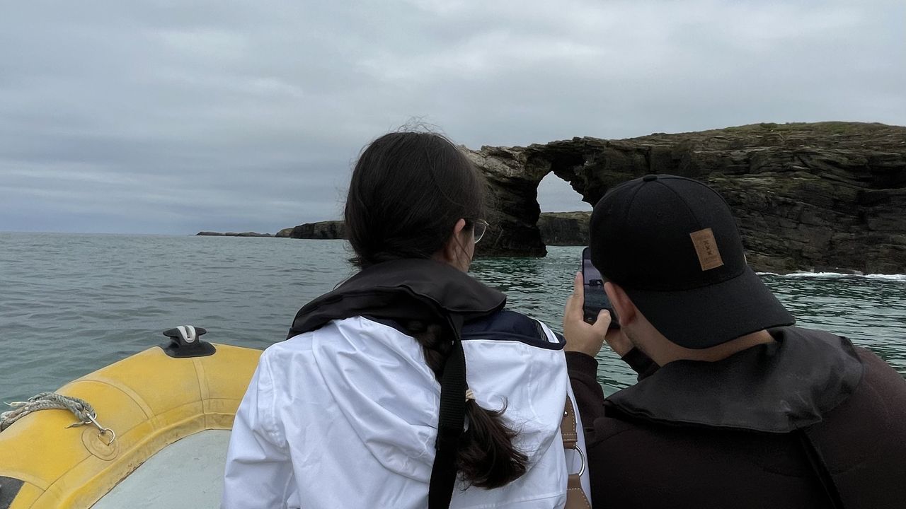 Visitar As Catedrais sin pisar la arena: los acantilados, las cuevas y los arcos, desde el mar