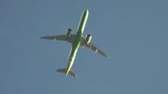 Un avi�n de Binter, esta tarde sobre el casco urbano de Carballo, en direcci�n a Razo para aterrizar despu�s en Alvedro