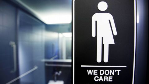 Un letrero protesta contra la reciente ley de Carolina del Norte que restringe el acceso al ba�o a las personas transg�nero