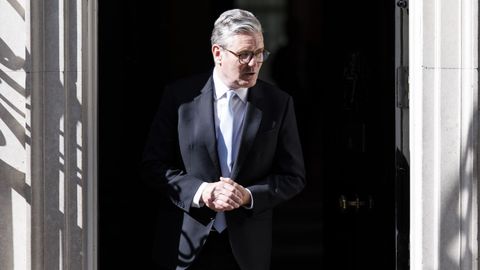 El primer ministro británico, Keir Starmer, espera en la entrada del número 21 de Downing Street a la llegada su homólogo sueco, Ulf Kristesson.