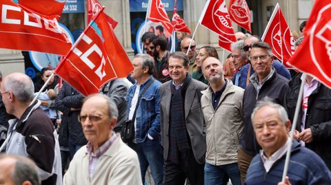 Manifestación de CC. OO. y UGT en Vigo, en la que participó el alcalde Abel Caballero.