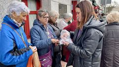 Reparto de espejos conmemorativos tras la lectura del manifiesto, ayer en A Pobra