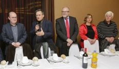 Antelo, en el centro, con su gobierno y con Xavier Vence. 