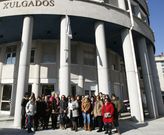 Un grupo de trabajadoras, el pasado lunes, cuando presentaron la denuncia penal en A Parda. 