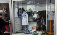 Un escaparate de Xove engalanado para la Festa das Flores