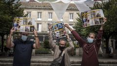 Diego Fern�ndez, Roberto Paz y Miguel de Cabo ense�an el cartel del Cineclub con las pel�culas de septiembre