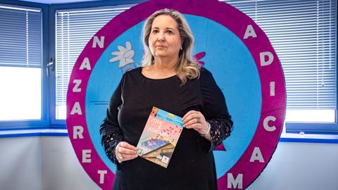 Mar�a Jos� Rodr�guez, miembro de Adicam, en la sede que la entidad tiene en Cangas. 