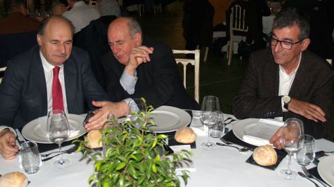 De derecha a izquierda, el alcalde de Sober, su hom�logo de Pant�n y Jos� Luis Iravedra