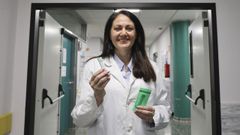 Ana �lvarez Castro, especialista en aparato digestivo y colonoscopia, con uno de los kits