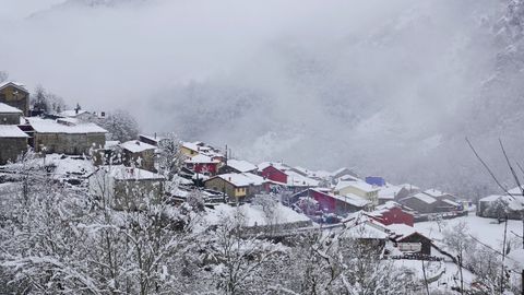 Un pueblo del concejo de Caso cubierto por la nieve