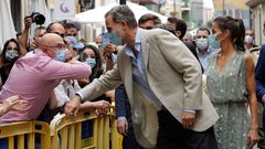 Los reyes saludan a un hombre rozando los codos durante su visita a Las Palmas  