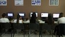 Un grupo de j�venes practica para el examen te�rico en los ordenadores de la autoescuela Javier, en Ribeira