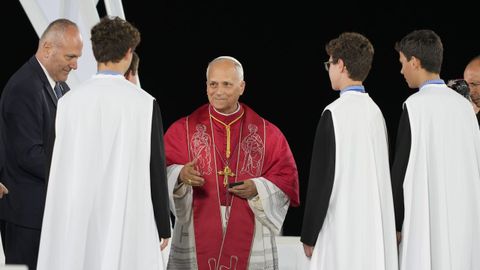 El papa Le�n XIV saluda al coro de Monserrat durante la vigilia que celebra con 40.000 personas este martes en el Estadio Ol�mpico de Barcelona.