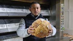 Ariel, el jueves, recin llegado a la tahona despus de una dura jornada de reparto, debido a la lluvia