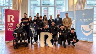 Foto de familia en A Sede tras la firma del acuerdo