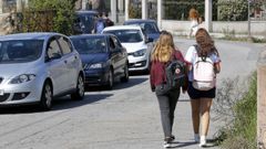 Unas estudiantes de camino al centro escolar en Vilaxo�n
