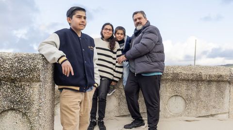En primer plano, el joven Jerem�as, con su familia en una imagen tomada en el a�o 2025