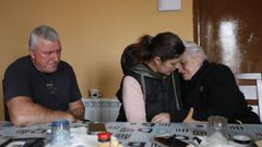 La mujer del desaparecido Marcial Manteiga, consolada por su nieta, y con su hijo tambi�n al lado.