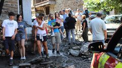 Los vecinos de Manzanedo visualizan este domingo los efectos de la riada que dej� dos v�ctimas mortales.