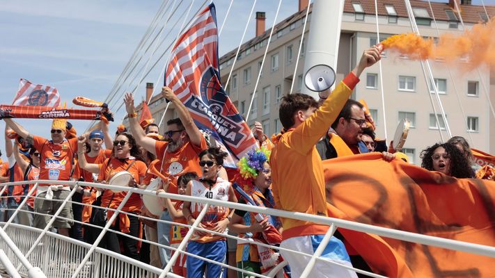 Aficionados del Leyma Basquet Coru�a celebran el ascenso del equipo a la liga ACB.