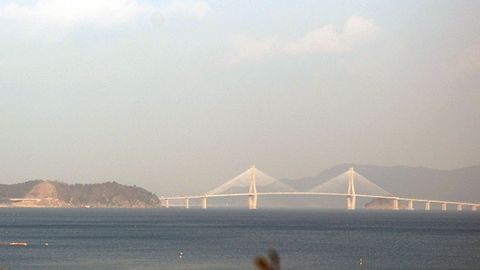 Busan, Corea del Sur. Combina desde el 2012 sus dos puentes atirantados con un t�nel bajo el mar de 3,5 kil�metros de longitud