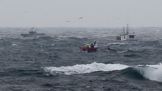 Pesqueros faenando frente a Couso, en Agui�o, a finales del 2020.