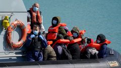 Un grupo de personas emigrantes son trasladados en una peque�a embarcaci�n a Dover (Reino Unido) 