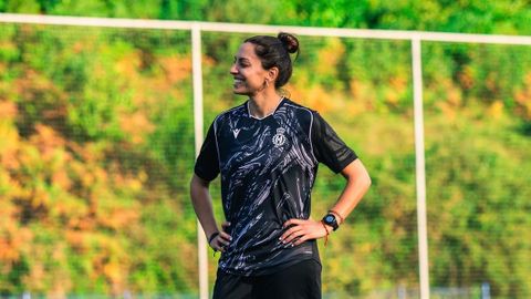 Ana Buceta, este martes, en su primer d�a de pretemporada como segunda entrenadora del Avil�s femenino.