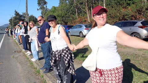 CADENA HUMANA DESDE EL HOSPITAL DEL BARBANZA AL CENTRO DE SALUD PARA PEDIR UNA SANIDAD PUBLICA DE CALIDAD