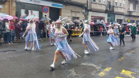 Ritmo y calor para desafiar a la lluvia en el desfile de entroido de O Carballi�o