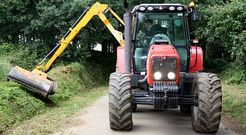 El desbroce de caminos y viales ya se efectu� en m�s de una veintena de parroquias lalinenses.