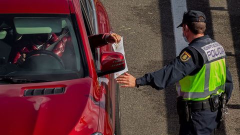 Agentes de la Polica en un control instalado a la entrada a la capital asturiana por la autopista A-66