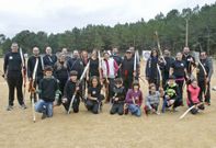 Gran foto de familia de los integrantes del Club Arco Teucro en Verducido. 