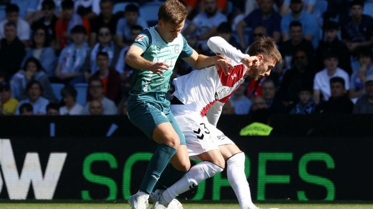 Mingueza luchando el bal&oacute;n con Pablo Ib&aacute;&ntilde;ez