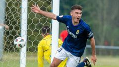 �lex Cardero celebra un gol con el Vetusta