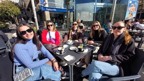 Las estudiantes de Derecho Mara Rodrguez, Ana Pernas, Carmen Vila, Carlota Yepes y Ana Vzquez se toman algo en la plaza Roxa.
