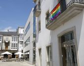 La bandera multicolor adorna desde ayer el balc�n municipal. 