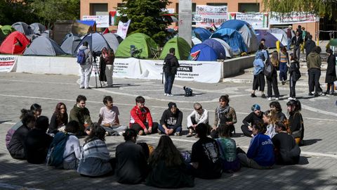 Corrillo de estudiantes frente a la Universidad Complutense.