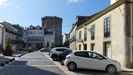 Coches aparcados en la plaza de Santa Mara, con la torre de los Andrade al fondo