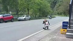 Motorista conduce a gran velocidad por Tineo