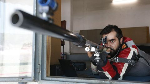 Juan Antonio Saavedra entrenando hace a�os en el campo de tiro de Cernadi�as, en Pontevedra.