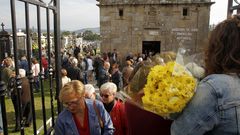 Las flores�engalanan los cementerios en la jornada previa a Difuntos