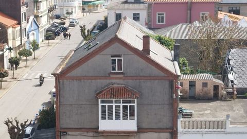 El tejado de la antigua f�brica Marujita Canela (a la derecha de la imagen) lleva tiempo parcialmente derruido y por la parte de la avenida Manuel Fraga Iribarne, est� vallada desde 2018