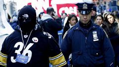 Un polic�a vigila los alrededores del estadio.