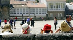Un grupo de turistas se protege del sol con sombreros ayer en el Obradoiro. 