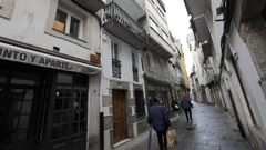 El edificio (es el tercero desde la izquierda) de la calle Rosal�a de Castro en el que est�n a la venta cuatro pisos por 15.000 euros cada uno tiene un �tico con terraza desde el que se ve la r�a. pepa losada