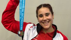 Xiana Lago, con la medalla de oro en lanzamiento de peso conseguida en Ourense.