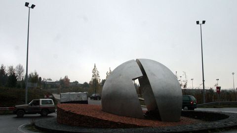 Escultura de Silverio Rivas en la entrada el campus universitario